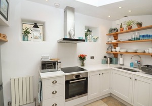 THE COTTAGE, character holiday cottage, with a garden in Sandsend