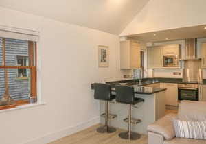THE CREEKSIDE, family friendly, luxury holiday cottage in Looe
