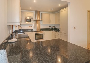 THE CREEKSIDE, family friendly, luxury holiday cottage in Looe