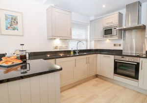 THE CREEKSIDE, family friendly, luxury holiday cottage in Looe