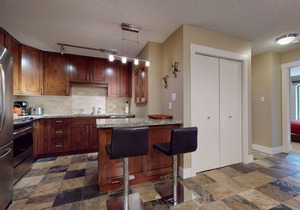 The Gables - Newly Renovated, Best Location in Town, Quiet Yet Central