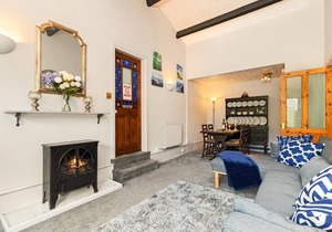 The Hollies - Short Walk to Beach, Peaceful Location, Parking