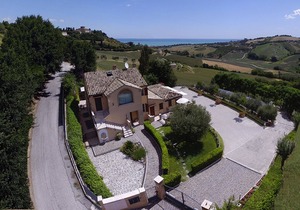 The house of Carla Country House Swimming pool and WI Fi-free MONOLOCALE 3 km. the sea