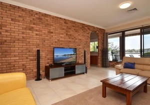 The House on the Lake - Waterfront Living @ Fishing Point