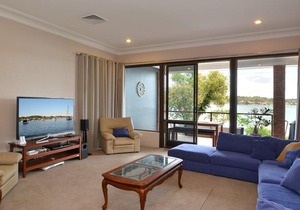 The House on the Lake - Waterfront Living @ Fishing Point