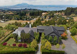 The Lakeview House