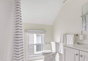 The Melrose- 3C, Private Bed & Bath