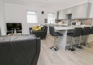 THE OFFICE GARDENS, APARTMENT 1, family friendly in Whitby