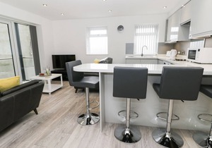 THE OFFICE GARDENS, APARTMENT 1, family friendly in Whitby
