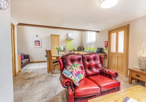 THE OLD CHAPEL, pet friendly, luxury holiday cottage in Hornsea