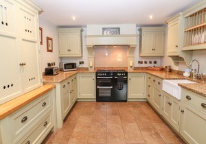 THE OLD STABLES, family friendly, luxury holiday cottage in Ashover