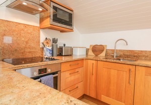 THE PENTHOUSE, family friendly, country holiday cottage in Salcombe