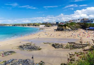 "The Penthouse Newquay" by Greenstay Serviced Accommodation - Spacious 3 Bed 3 Bath Apt with Sea Views, Sun Terrace & Private Parking - Perfect For Families, Small Groups & Business Travellers - 5 Mins To Beaches, Shops & Restaurants - Dog Friendly