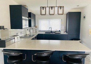 "The Penthouse Newquay" by Greenstay Serviced Accommodation - Spacious 3 Bed 3 Bath Apt with Sea Views, Sun Terrace & Private Parking - Perfect For Families, Small Groups & Business Travellers - 5 Mins To Beaches, Shops & Restaurants - Dog Friendly