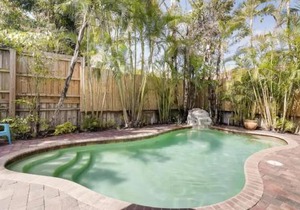 The Periwinkle House - Bask Poolside at this Sunlit West Palm Retreat