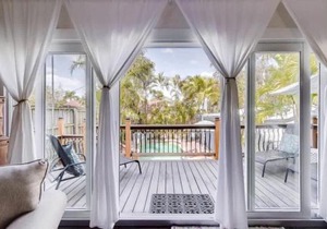 The Periwinkle House - Bask Poolside at this Sunlit West Palm Retreat