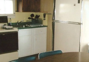 The Pines Housekeeping Cottage - Gananoque - Cottage 3