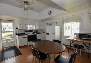 The Pines Housekeeping Cottage - Gananoque - Cottage 3