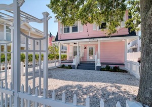 The Pink Highland House | Downtown Dunedin