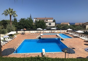 The pool terrace - Baia di Capomulini