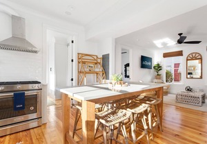 The Savannah A: Downtown Elegance- Close to King!