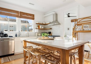 The Savannah A: Downtown Elegance- Close to King!