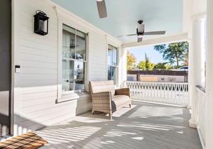 The Savannah A: Downtown Elegance- Close to King!
