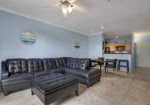 “The Square” Condo 5 minute drive to Palm Beach