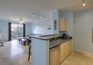 “The Square” Condo 5 minute drive to Palm Beach
