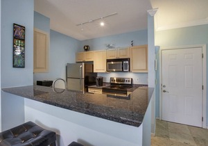 “The Square” Condo 5 minute drive to Palm Beach