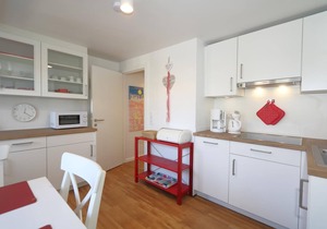 The thatched "Friesenhaus" from 1693 is located in the historic part of Westerland on a wonderfully overgrown plot. In the house there are 3 completely renovated and newly furnished 2-room apartments, which are rented out by us. To the.