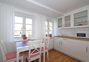 The thatched "Friesenhaus" from 1693 is located in the historic part of Westerland on a wonderfully overgrown plot. In the house there are 3 completely renovated and newly furnished 2-room apartments, which are rented out by us. To the.