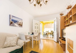 The vacation house is located in the small village Susnjar ll and only about 70 m from the sea and p