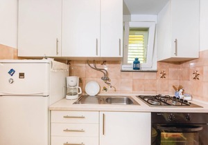 The vacation house is located in the small village Susnjar ll and only about 70 m from the sea and p