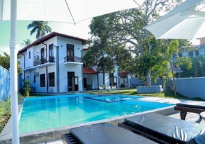The villa has 6 bedrooms, 1 bathroom, a flat-screen Tv with satellite channels,