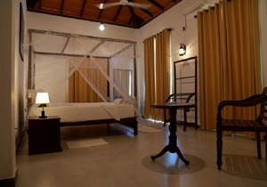 The villa has 6 bedrooms, 1 bathroom, a flat-screen Tv with satellite channels,