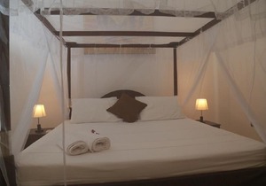The villa has 6 bedrooms, 1 bathroom, a flat-screen Tv with satellite channels,