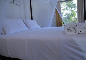 The villa has 6 bedrooms, 1 bathroom, a flat-screen Tv with satellite channels,