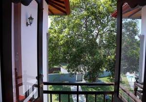 The villa has 6 bedrooms, 1 bathroom, a flat-screen Tv with satellite channels,