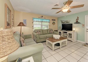 The Villas 3B in Holmes Beach - 2BR Condo with Pool - By Island Real Estate Vaca