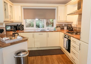 THE WEE LODGE, pet friendly, with a garden in Dollar