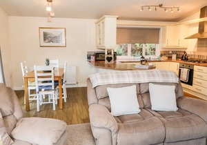 THE WEE LODGE, pet friendly, with a garden in Dollar