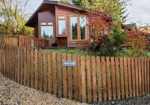 THE WEE LODGE, pet friendly, with a garden in Dollar