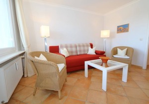 The well-appointed vacation apartment in Haus Ankerlicht in Westerland is equipped with a fitted kitchen, a living room, a bathroom with shower cubicle, a bedroom and an east-facing balcony. The view goes far beyond the heart.