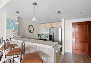 Third-floor condo with pool, high-speed WiFi & private washer/dryer