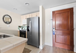 Third-floor condo with pool, high-speed WiFi & private washer/dryer