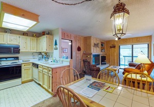 Third-floor mountain-view condo within walking distance of slopes
