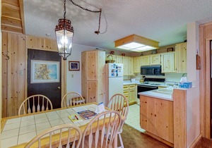 Third-floor mountain-view condo within walking distance of slopes