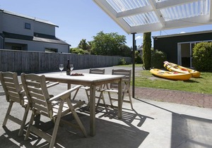 This Bach Has it All - Rainbow Point Holiday Home, WHAREWAKA