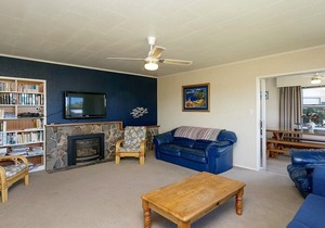 This Bach Has it All - Rainbow Point Holiday Home, WHAREWAKA